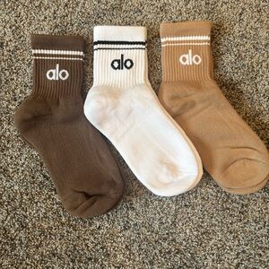 3 pack ALO Yoga unisex throwback half crew socks white tan expression brown